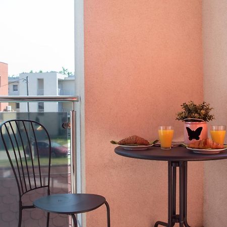 Sunny Home Near Bud With 2Br, Ac And Free Parking Vecses Ngoại thất bức ảnh
