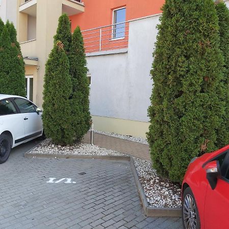 Sunny Home Near Bud With 2Br, Ac And Free Parking Vecses Ngoại thất bức ảnh