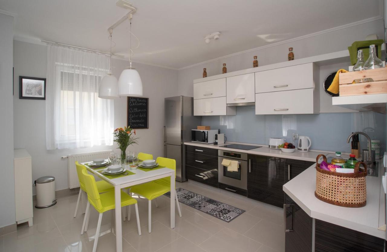 Sunny Home Near Bud With 2Br, Ac And Free Parking Vecses Ngoại thất bức ảnh