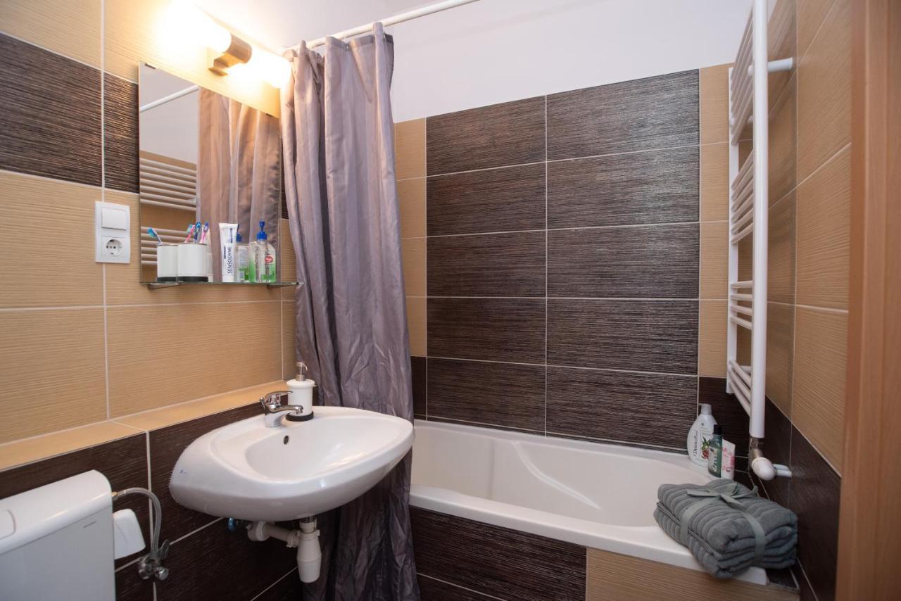 Sunny Home Near Bud With 2Br, Ac And Free Parking Vecses Ngoại thất bức ảnh