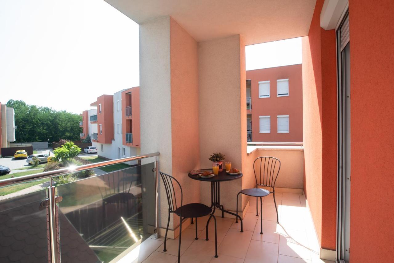 Sunny Home Near Bud With 2Br, Ac And Free Parking Vecses Ngoại thất bức ảnh