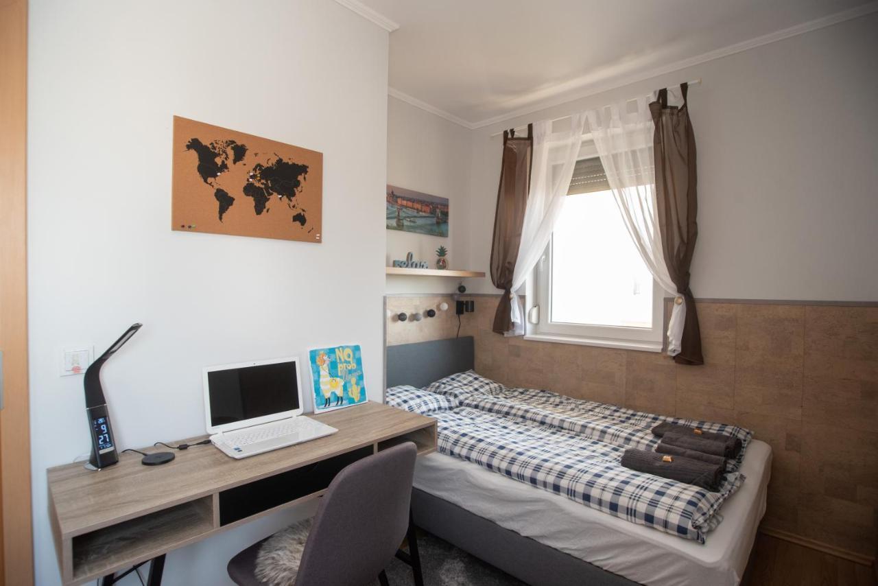 Sunny Home Near Bud With 2Br, Ac And Free Parking Vecses Ngoại thất bức ảnh