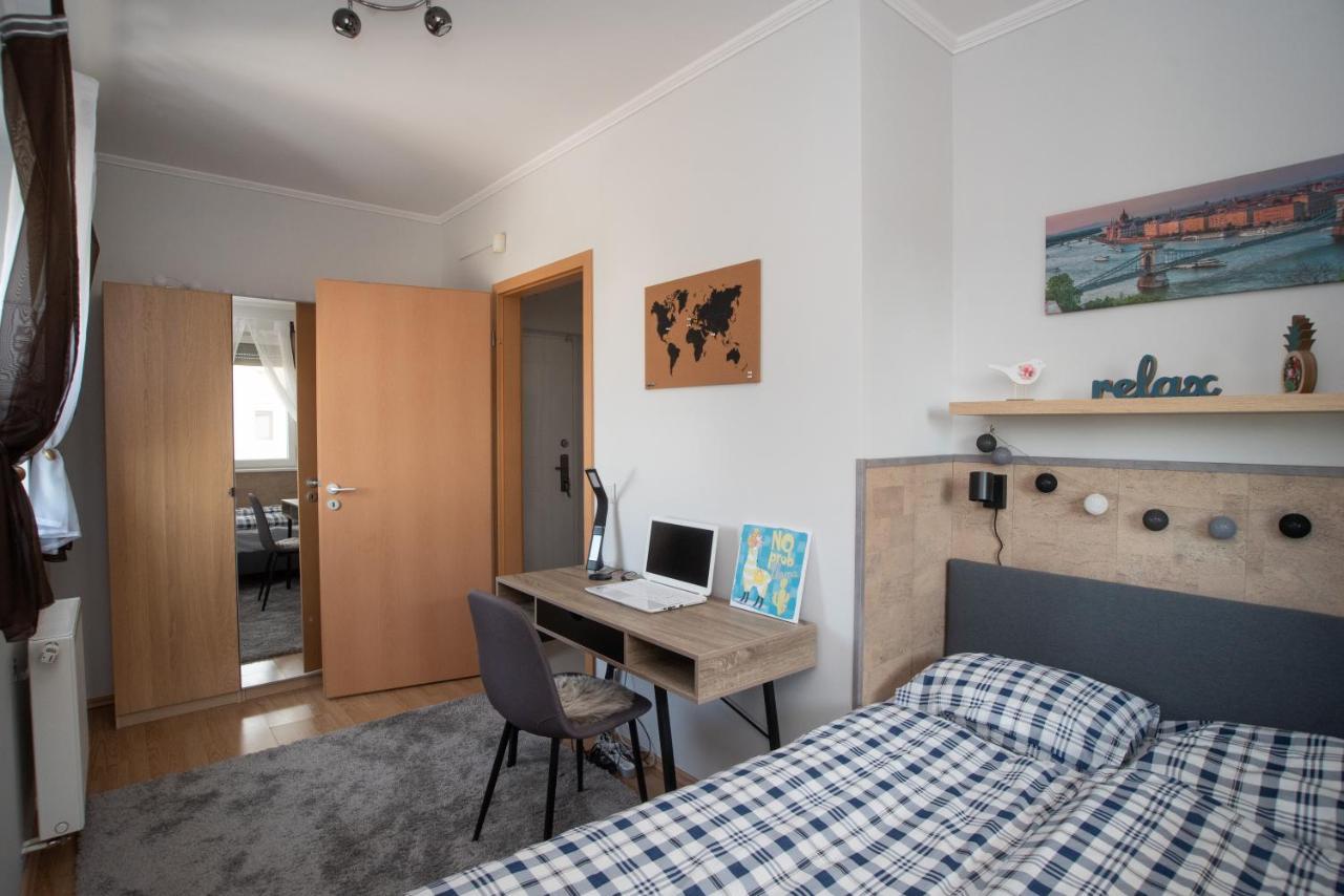 Sunny Home Near Bud With 2Br, Ac And Free Parking Vecses Ngoại thất bức ảnh