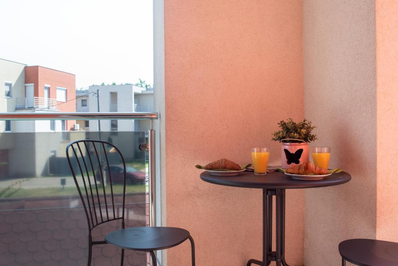 Sunny Home Near Bud With 2Br, Ac And Free Parking Vecses Ngoại thất bức ảnh