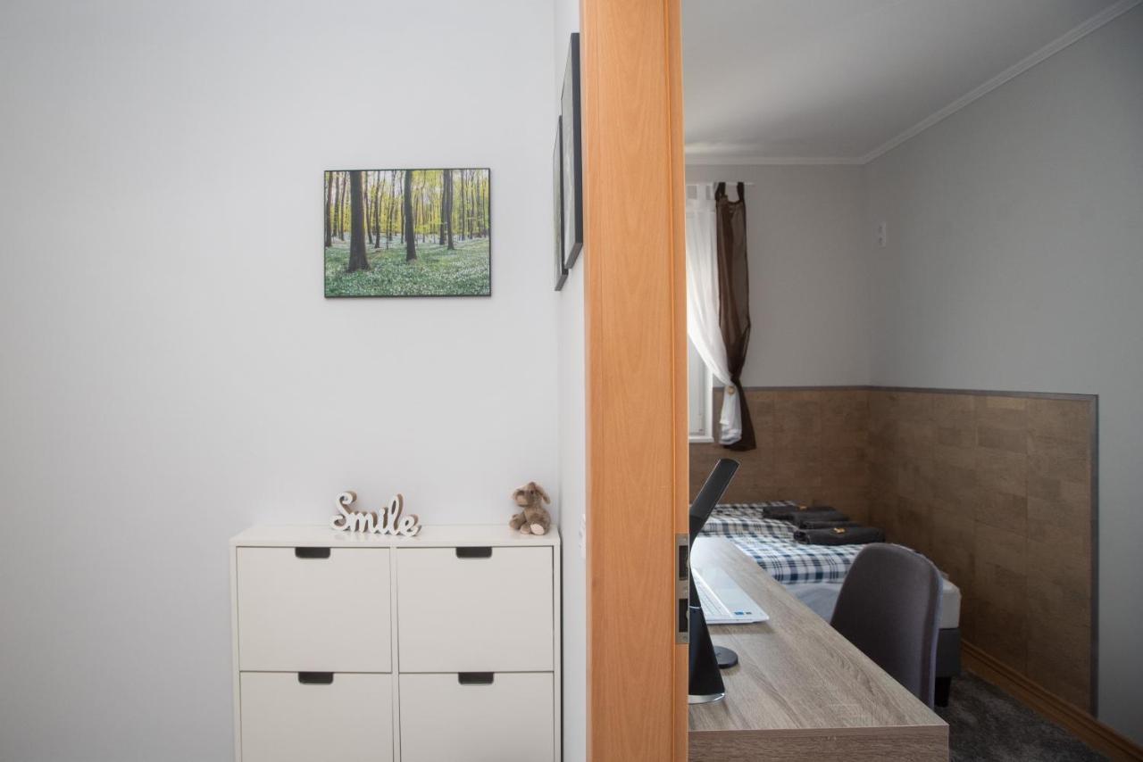 Sunny Home Near Bud With 2Br, Ac And Free Parking Vecses Ngoại thất bức ảnh
